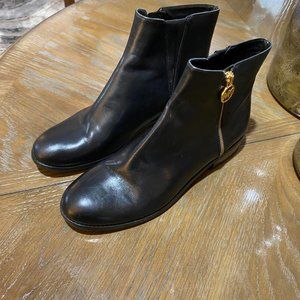 MICHAEL KORS. BLACK LEATHER BOOTS.    SIZE 10.